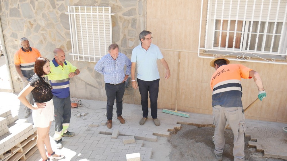 Ayuntamiento de Adra acomete obras de adoquinado en la calle Amanecer