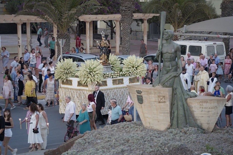 Adra honra a la Virgen del Mar en su gran día con el tradicional embarco y paseo por la bahía