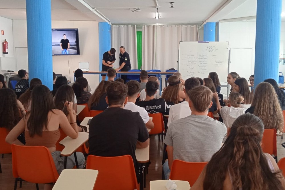 Los jóvenes de Adra reciben una charla sobre el uso correcto del patinete eléctrico