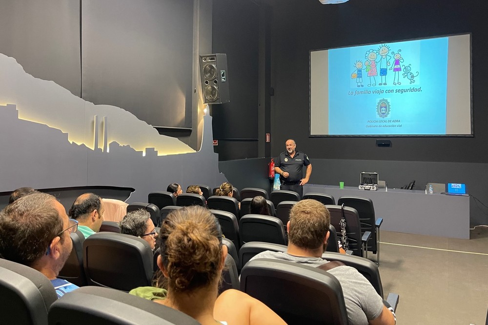 Celebrado el coloquio ‘Educación vial y movilidad’ de la Escuela de Familia de Adra