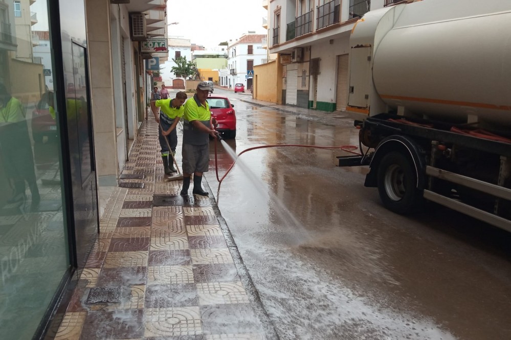 Sigue en marcha el plan de refuerzo de baldeo por las calles de Adra