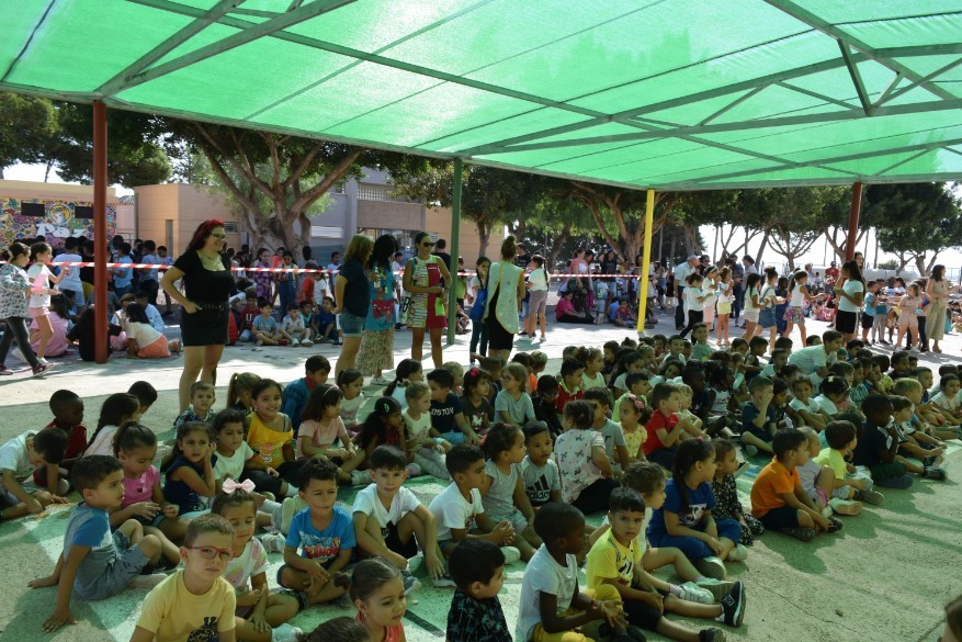 Los padres del AMPA del CEIP Virgen de la Paz consiguen un toldo de 200 metros cuadrados para el patio del centro