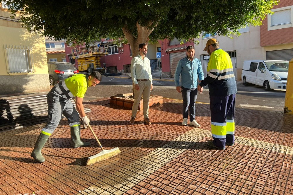 El Ayuntamiento de Adra centra esta semana las labores de refuerzo de baldeo en el barrio de las 80 viviendas