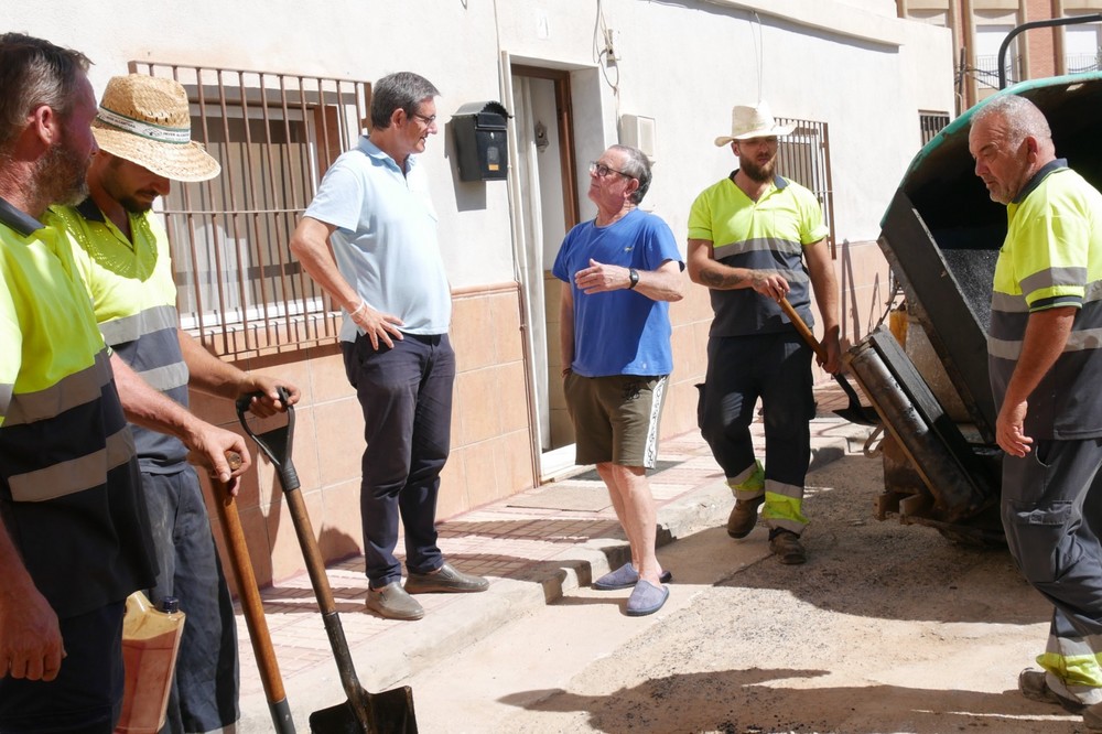 Asfaltan la barriada abderitana de Cuatro Higueras