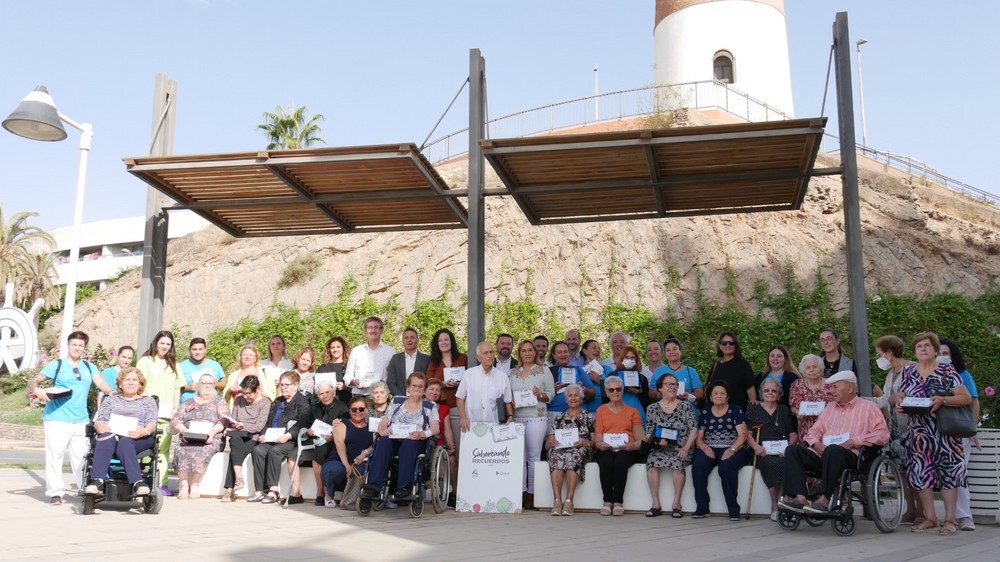 Los mayores de Adra comparten sus recetas más tradicionales en el libro ‘Saboreando recuerdos’