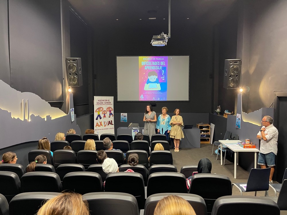 Celebrado el coloquio ‘Dificultades del aprendizaje’ de la Escuela de Familia de Adra por el Día de la Dislexia