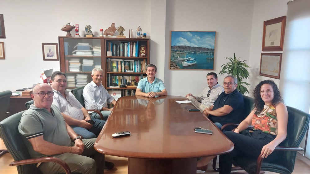 Manuel Cortés recibe en el Ayuntamiento a la nueva directiva del Real Club Náutico de Adra