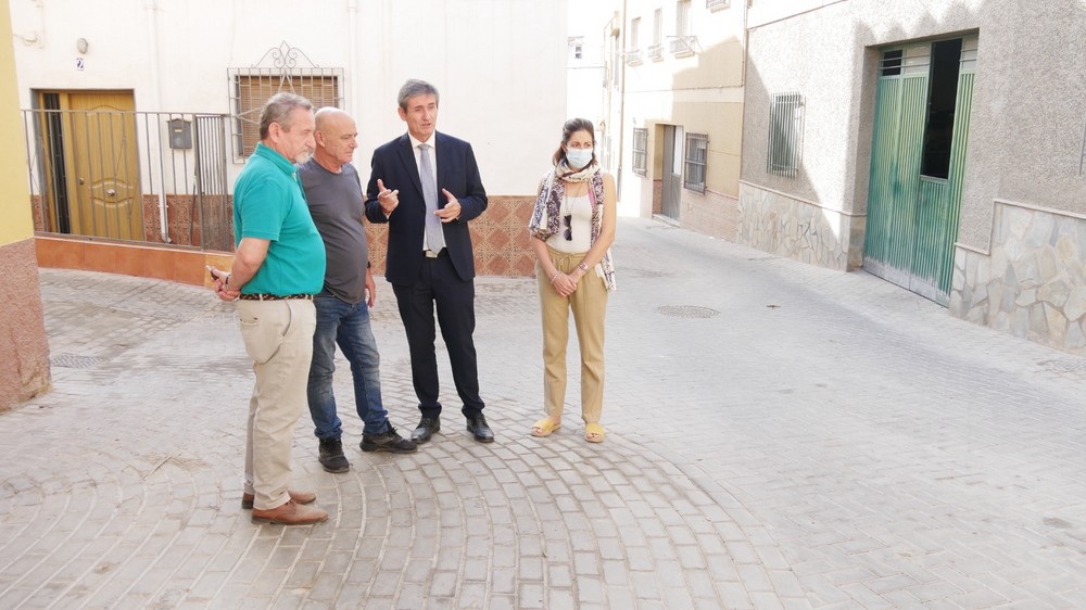 La calle Amanecer de Adra luce nuevo adoquinado y mejora su accesibilidad