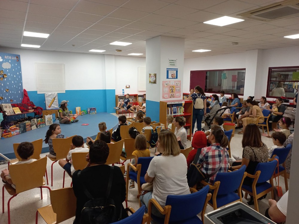 Pequeños y mayores celebran en Adra el Día Internacional de las Bibliotecas con una charla y un cuentacuentos