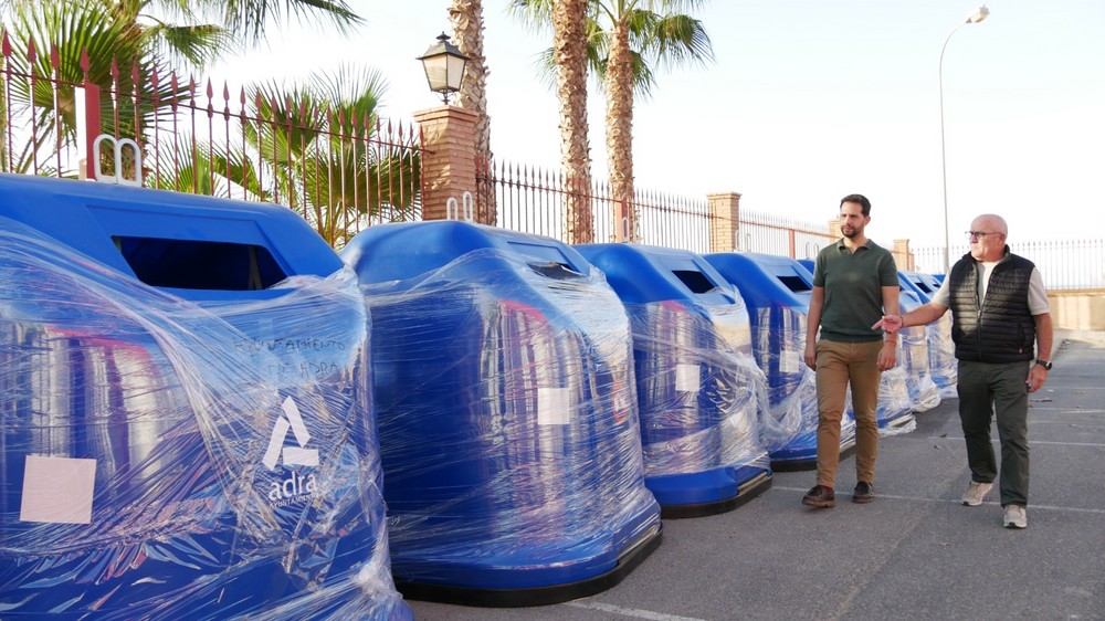 Adra continúa fomentando el reciclaje con la incorporación de 12 nuevos contenedores azules