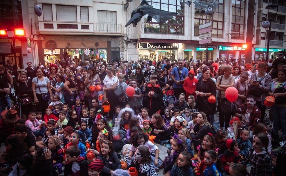 Éxito absoluto de la ‘Gran Castañada del terror’ de Adra que reúne a cientos de personas para celebrar Halloween
