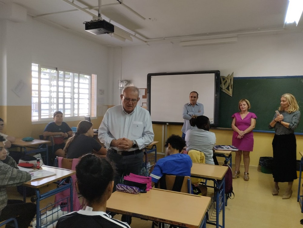 Antonio Bonilla responde a preguntas sobre igualdad en su visita a los CEIP La Canal y Félix Rodríguez de la Fuente