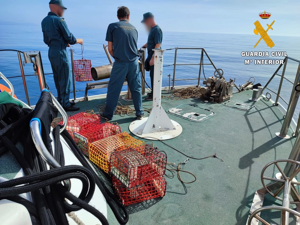 Intervienen 74 nasas de pesca en una zona de praderas de posidonia en Aguadulce