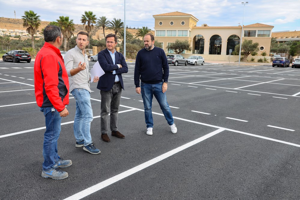 Finalizan las obras del aparcamiento junto a la Pirámide de Almerimar incrementando el número de plazas de estacionamiento