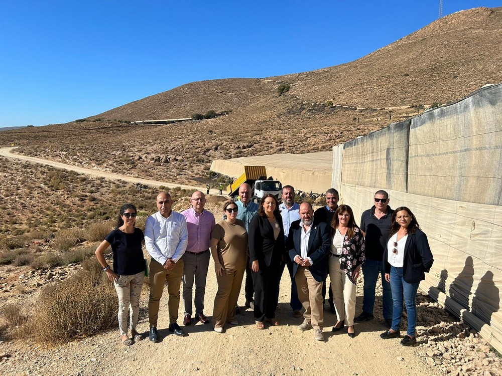 Crespo visita las obras del camino Llano Alto que se acometen en Dalías