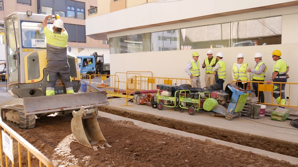 Las calles Miró y Pedro Valdivia reciben actuaciones de renovación integral de sus infraestructuras hídricas