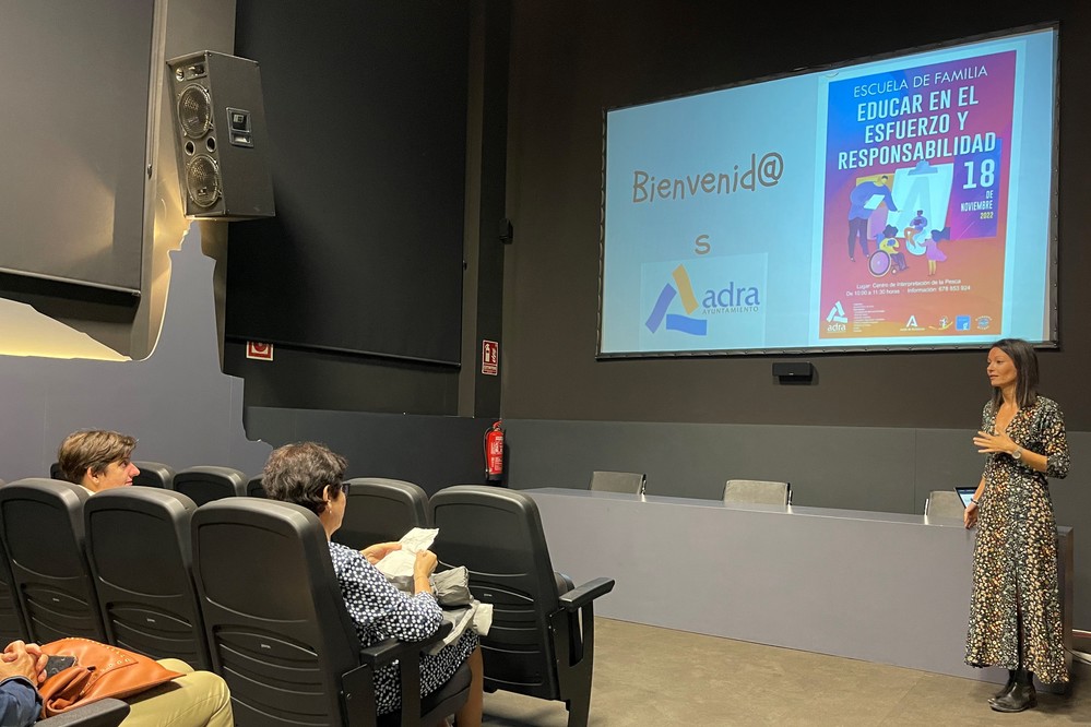 El Centro de Interpretación de la Pesca de Adra acoge la charla ‘Educar en el esfuerzo y responsabilidad’