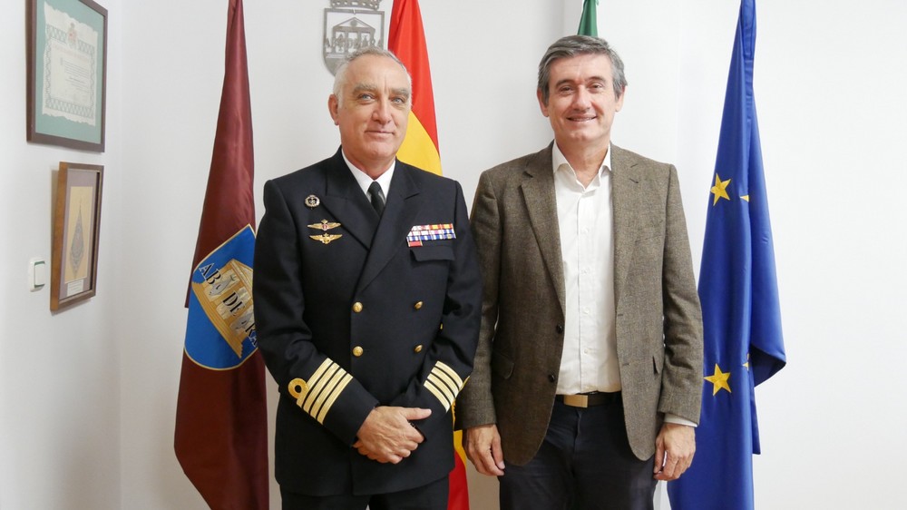 Manuel Cortés recibe en el Ayuntamiento a Ángel Gamboa Herráiz, nuevo comandante naval de Almería