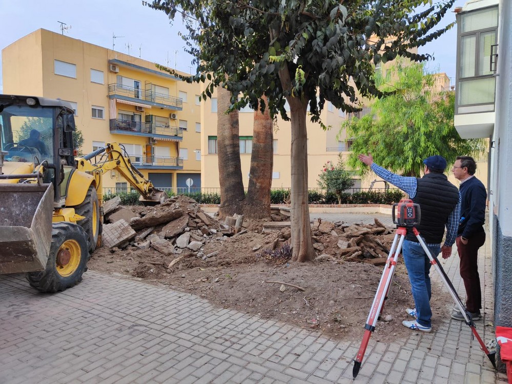 Obras de remodelación del jardín entre las calles París y Faura de Berja