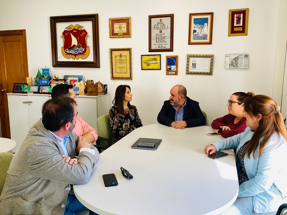 La delegada de Fomento aborda con el Ayuntamiento de Dalías mejoras de la seguridad vial y el acceso del transporte colectivo
