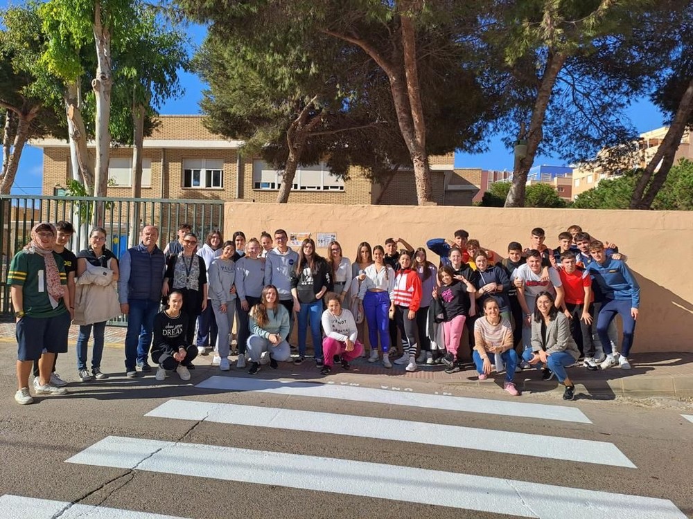 Jóvenes de Adra plasman frases de sensibilización contra la Violencia de Género junto a pasos de peatones