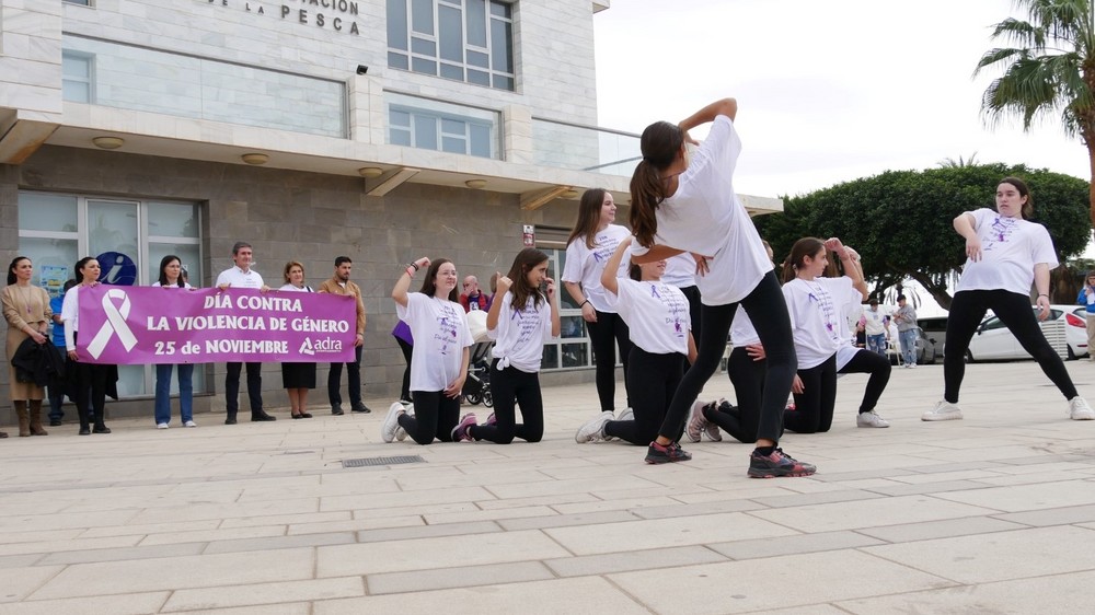 Adra celebra un acto institucional en repulsa contra la violencia de género a las puertas del Ayuntamiento