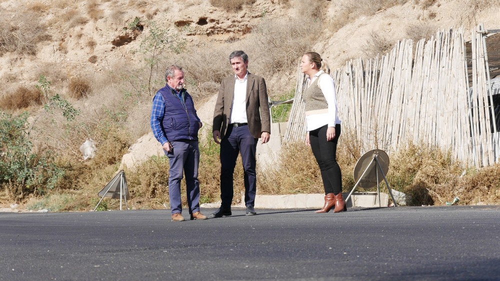 La calle Mamparra de Adra luce en óptimas condiciones para el tráfico rodado tras la actuación de asfaltado