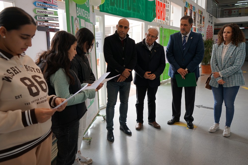 El IES Puebla de Vícar celebra el Día de la Bandera con una exposición de murales y un trabajo de investigación sobre su origen