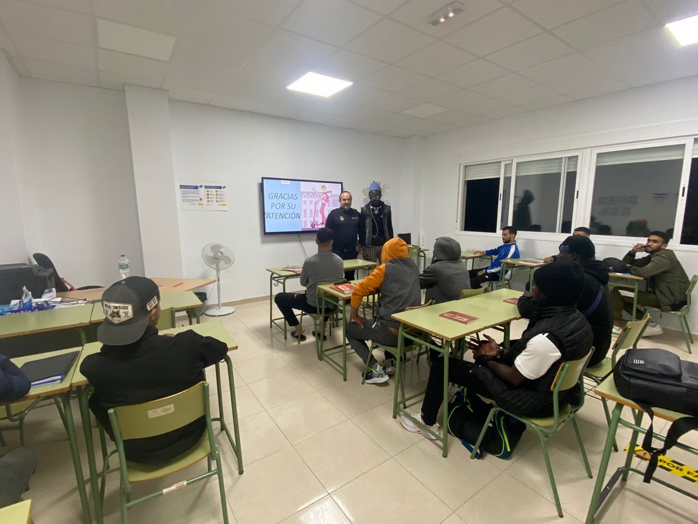 El colectivo de inmigrantes de las Escuelas de Adultos de Adra reciben formación sobre educación vial