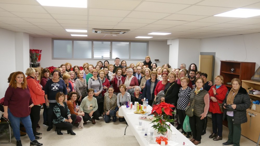 Alumnado de los talleres municipales de Adra celebran la llegada de la Navidad con el tradicional desayuno