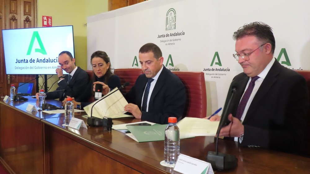 La Junta de Andalucía entrega al alcalde de Berja el parque periurbano de Castala tras la firma de un convenio de mutación demanial