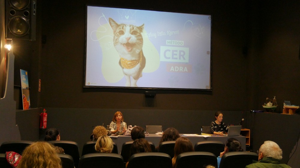 Representantes de Animali imparten una charla informativa sobre el método CER en Adra