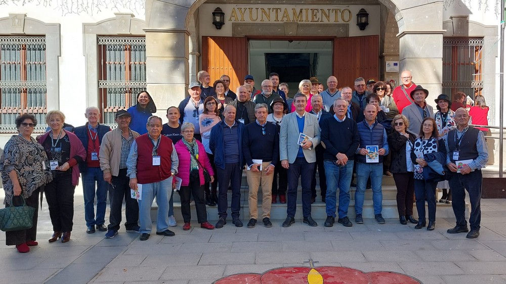 Manuel Cortés recibe en Adra a los participantes de la XXXII Ruta de Automóviles Antiguos de Almería