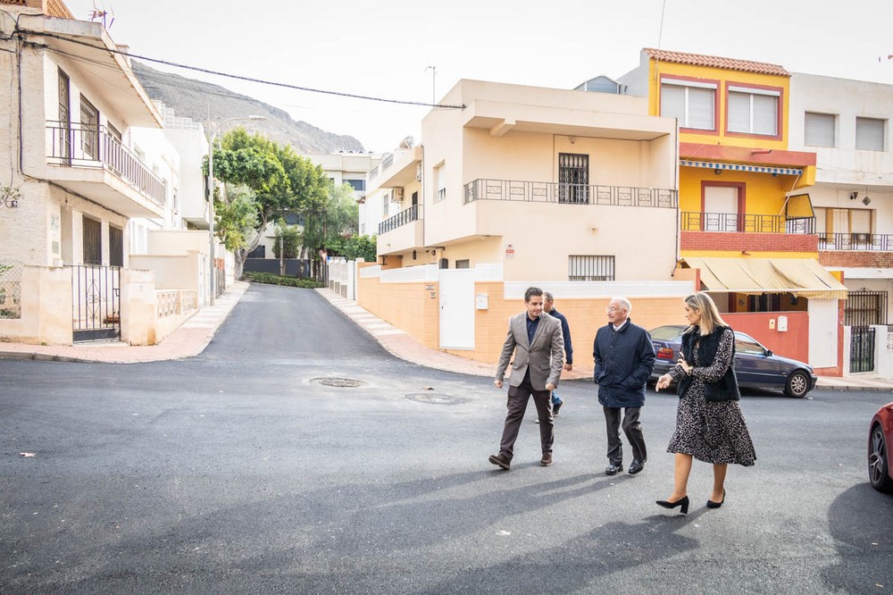 Amat visita los trabajos de mejora de asfaltado que se acometen en un total de diez calles de Aguadulce norte