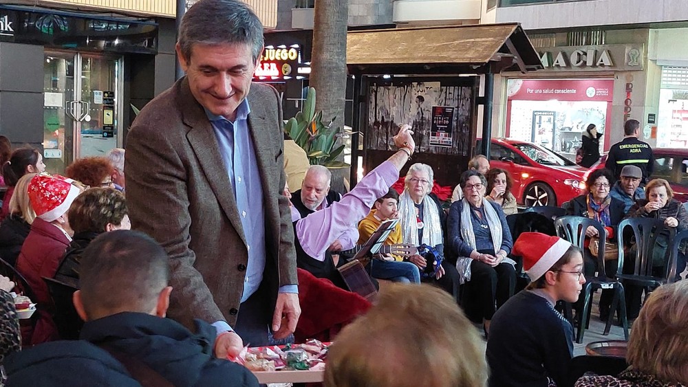La zambomba de Inmaculada Marina reúne a un centenar de personas en la Puerta del Mar