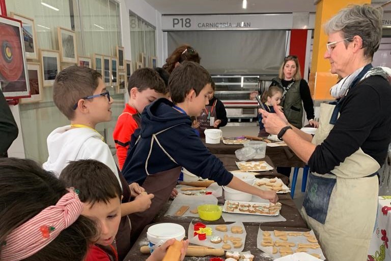 Los más pequeños de Adra aprenden a hacer galletas y tronco navideño en el taller ‘Cocina Divertida en Navidad’