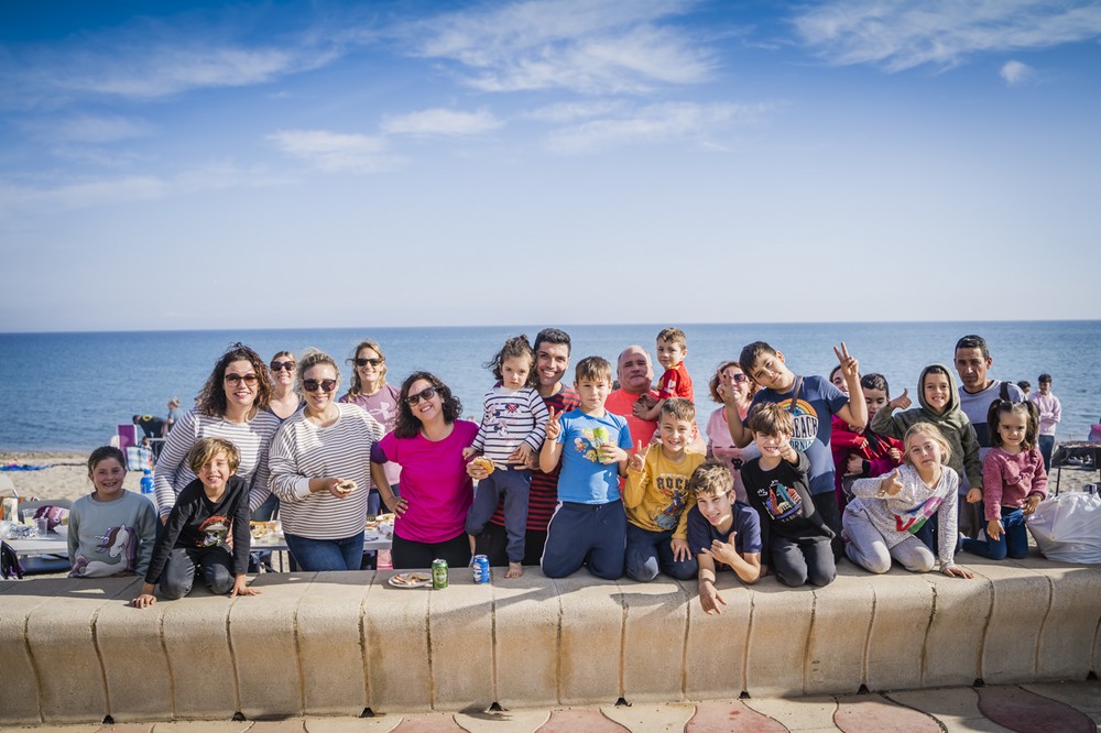 Miles de personas vuelven a disfrutar con ilusión las tradicionales moragas en las playas de Roquetas de Mar