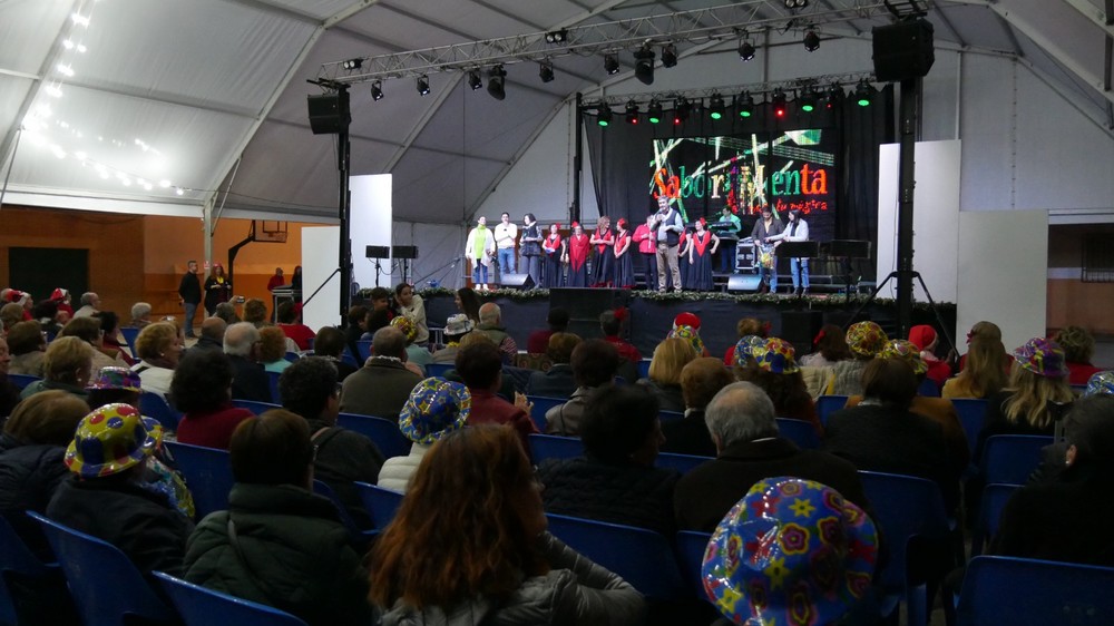 Los mayores de Adra disfrutan de una Verbena de Navidad llena de baile y diversión