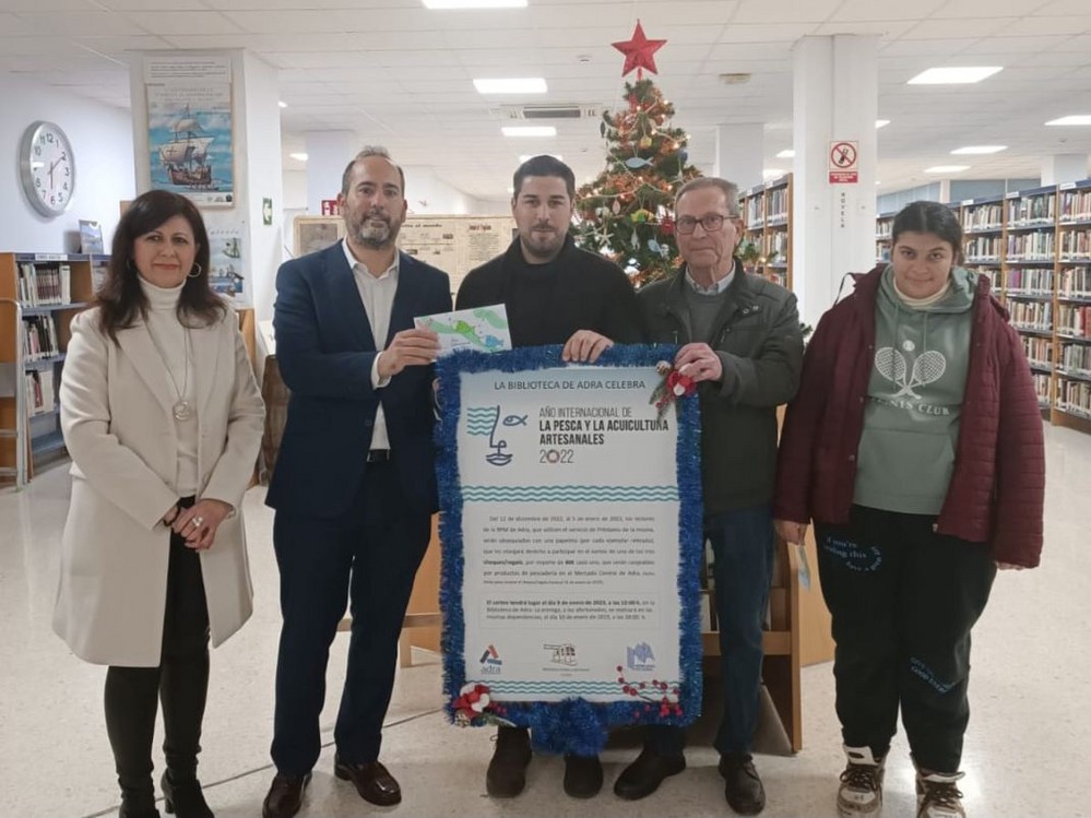 La Biblioteca Municipal de Adra premia a sus lectores en un sorteo que pone en valor al sector pesquero local