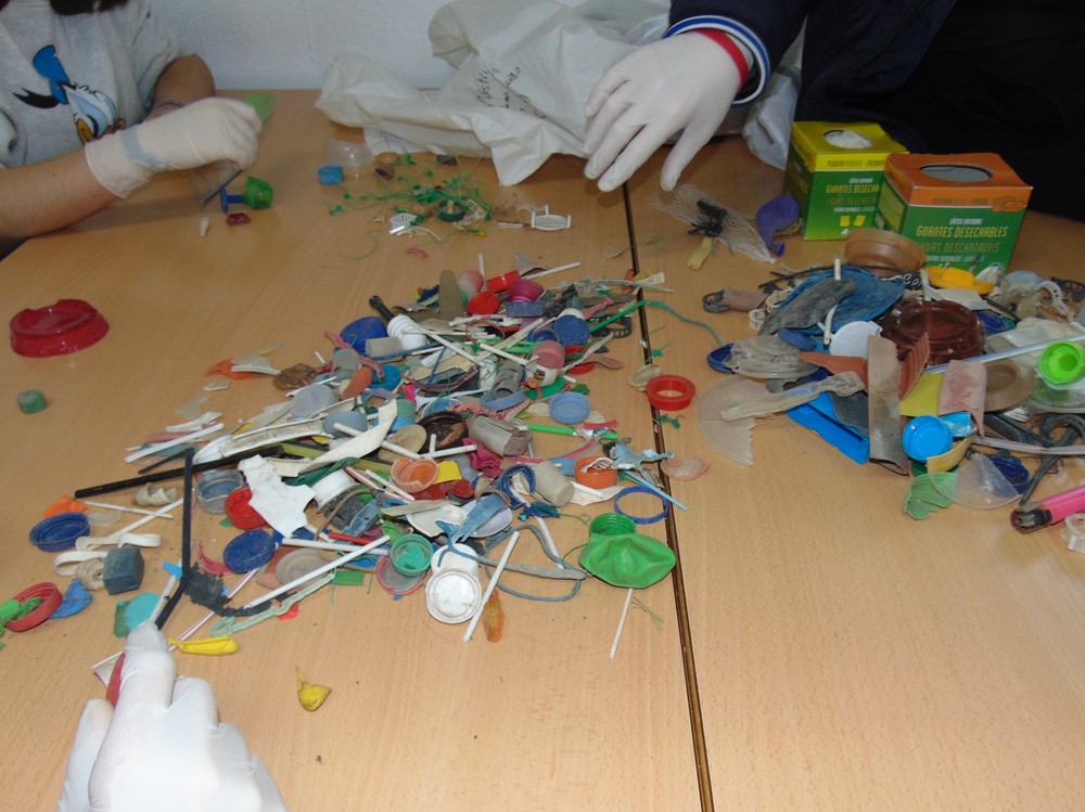 Los IES de Adra analizan los residuos extraídos en la jornada de limpieza celebrada en el marco de ‘Mi Playa Bonica’