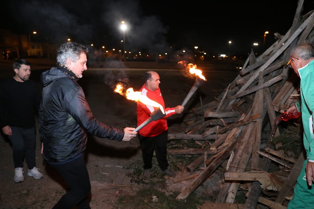 La antorcha de San Antón recorrió Santa María del Águila