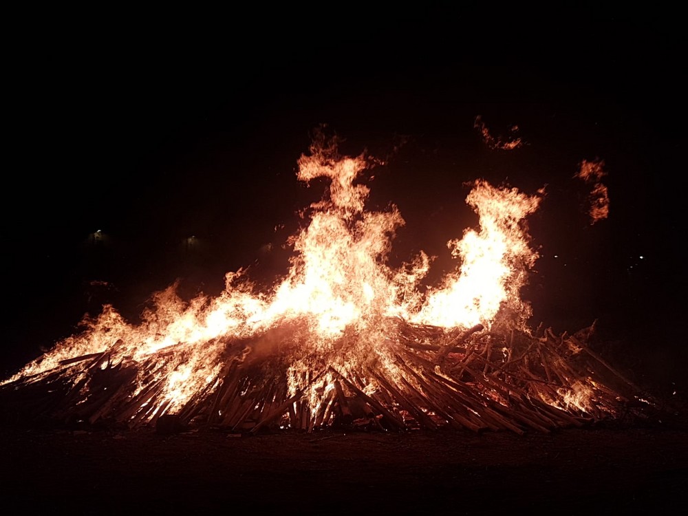 Una treintena de hogueras alumbran los Sanantones de Dalías y Celín