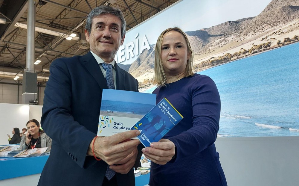 Adra promociona en FITUR la nueva guía de rutas y senderos así como la guía de playas