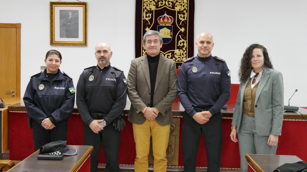 Manuel Cortés preside la toma de posesión de dos oficiales de la Policía Local de Adra