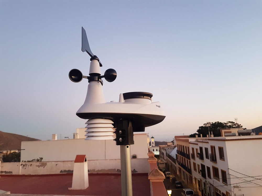 Dalías estrena una estación meteorológica y un pluviómetro conectado a la AEMET