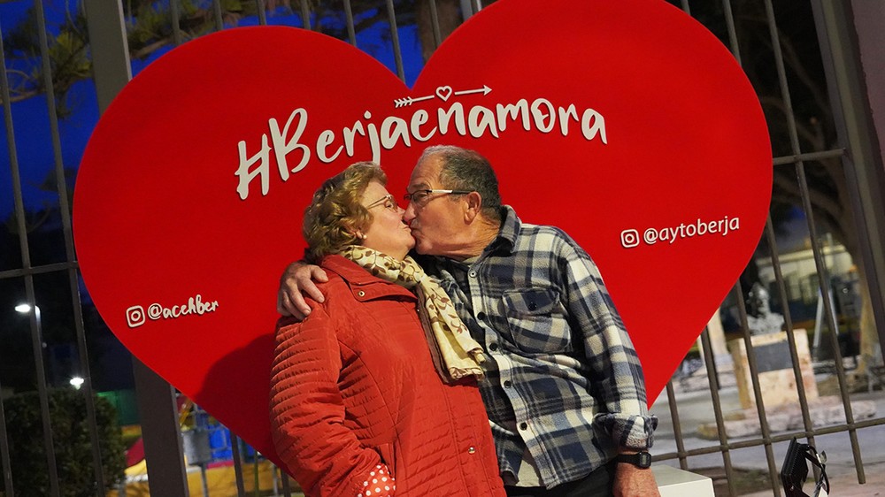 Los corazones llegan a las calles de Berja para impulsar el comercio local en San Valentín