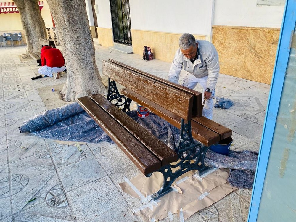 El Ayuntamiento de Dalías actúa en el mobiliario urbano de todo el municipio