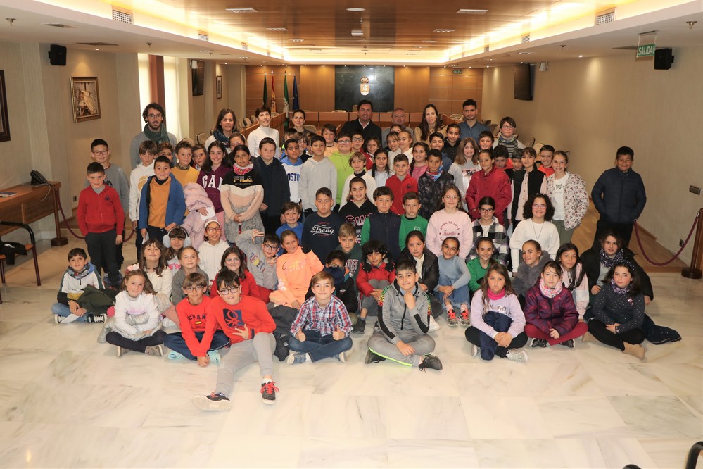 El alcalde recibe a alumnos del CEIP Ramón y Cajal y responde a sus inquietudes sobre El Ejido y la gestión municipal