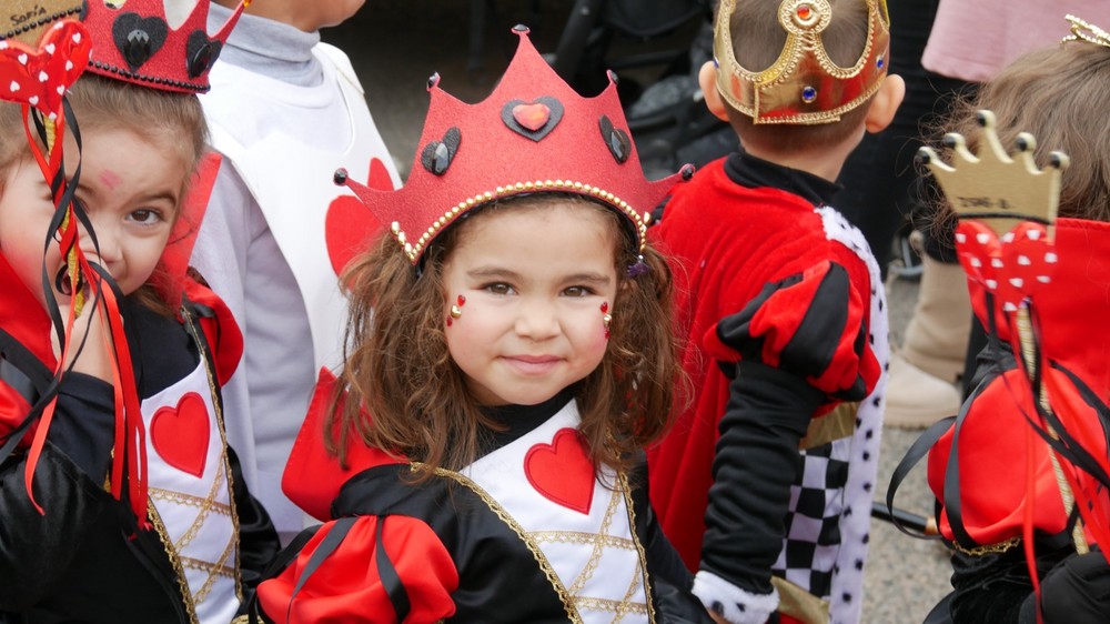 Los centros educativos de la barriada abderitana de La Curva dan la bienvenida al Carnaval con un pasacalles