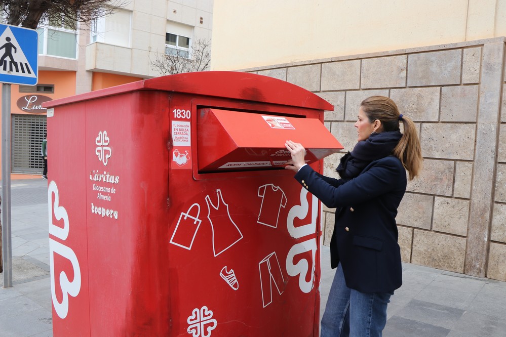 Ayuntamiento ejidense y Cáritas Koopera promueven la recogida de 82,66 toneladas de ropa y calzado para las personas más vulnerables